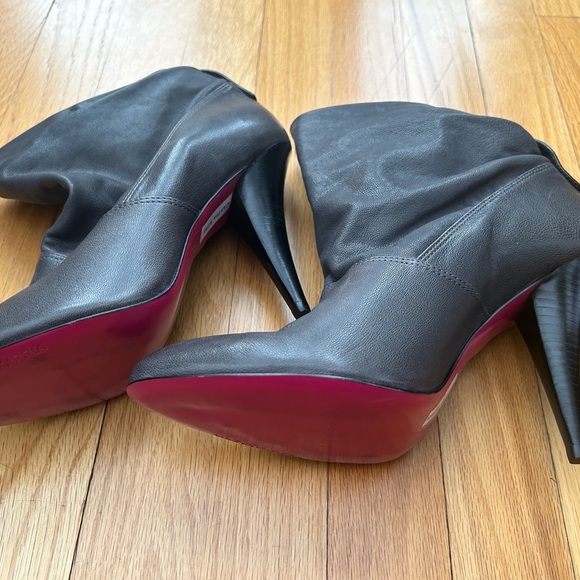 Elegant Gray Leather Ankle Boots - Picture 6 of 12